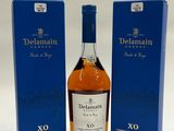 une bouteille de whisky Delamain XO à côté d'une boîte bleue