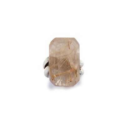 une image d'une bague ornée d'une grosse pierre de quartz
