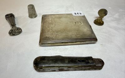beaucoup d'objets en argent posés sur une table