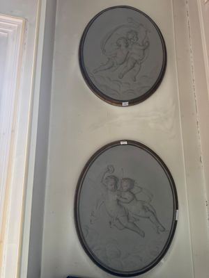 deux assiettes accrochées au mur d'une pièce dotée d'une fenêtre