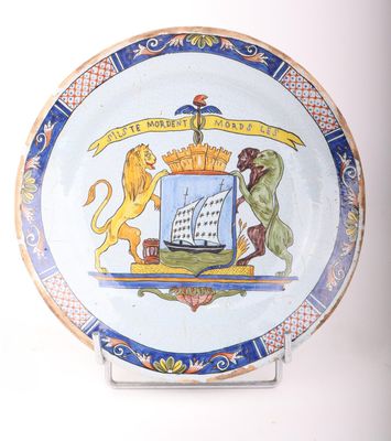 une assiette sur laquelle figurent des armoiries et un lion