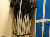 une image représentant une pièce dans laquelle se trouvent plusieurs battes de baseball