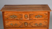 Commode en bois naturel patiné, ouvrant en façade légèrement… (photo 2)
