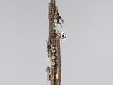 une image représentant un saxophone suspendu à une ficelle accrochée au mur