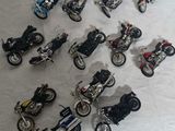 tout un tas de motos miniatures posées sur une table