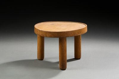 une image représentant une petite table en bois à deux pieds posée sur une surface grise