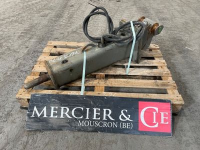 un objet métallique posé sur une palette et muni d'une étiquette