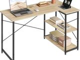 un bureau d'ordinateur sur lequel est posé un ordinateur portable