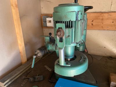 une machine posée sur une table dans une pièce