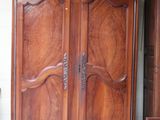 image d'une armoire en bois dans une pièce