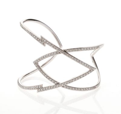 un bracelet manchette en or blanc et diamants