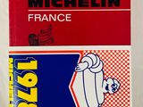 un livre rouge posé sur une table blanche