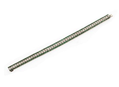 un gros plan d'un bracelet vert et blanc sur fond blanc