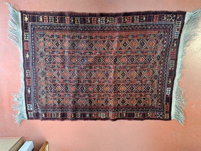 un tapis oriental accroché au mur d'une pièce