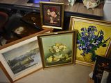 quatre photos encadrées représentant des fleurs et un vase posés sur une table