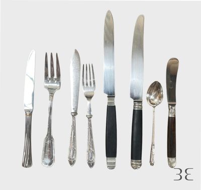 cinq types différents de couteaux et de cuillères sur la table