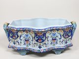 une image représentant une jardinière à motifs floraux bleus et blancs sur fond blanc