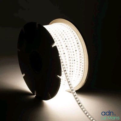 une bobine de lumière qui s'illumine dans l'obscurité