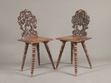 une paire de chaises en bois sculpté empilées l'une sur l'autre