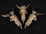trois figurines d'anges en bronze ancien sur fond noir