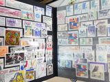 une exposition de timbres accrochés au mur d'une pièce