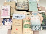 un grand nombre de livres posés sur une table