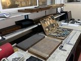 une photo d'un établi avec beaucoup d'outils dessus