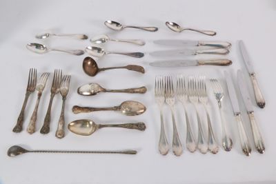 beaucoup d'argenterie sur une table avec des cuillères et des fourchettes