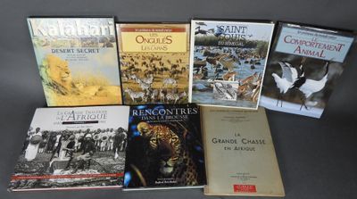 plusieurs livres posés sur une table, l'une sur fond noir et l'autre sur fond gris