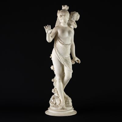 une statue blanche représentant une femme tenant une fleur à la main