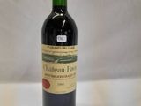 une bouteille de vin posée sur une table