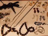 de nombreux colliers et bracelets différents disposés sur une table