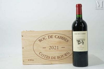 une bouteille de vin posée à côté d'une caisse en bois