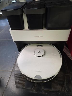 un robot posé sur des poubelles