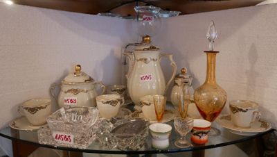 une table en verre sur laquelle sont posés de nombreux objets en verre