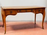 un bureau en bois avec deux tiroirs et un tiroir en dessous