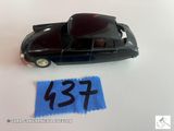 une petite voiture noire sur laquelle figure un numéro