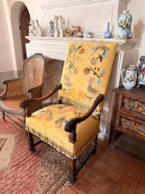 un fauteuil jaune placé devant une cheminée dans un salon