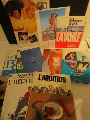 beaucoup de livres posés sur une table, avec un bol de fruits