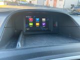 un tableau de bord de voiture équipé d'un écran numérique