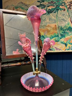 un vase en verre contenant des fleurs roses, posé sur une table