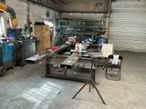 une photo d'un atelier rempli d'outils