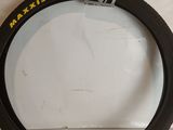 la jante d'un pneu de vélo sur laquelle est collé un autocollant
