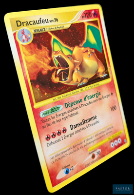une carte Pokémon sur laquelle figure l'image d'un dragon