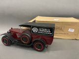 un petit camion jouet avec une caisse en arrière-plan