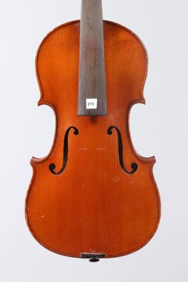 un vieux violon avec un archet accroché à son dos