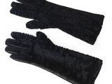 une paire de gants noirs sur fond blanc