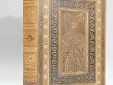 un vieux livre avec l'image d'une femme en robe dorée