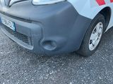 une petite voiture avec une bande rouge et blanche à l'avant