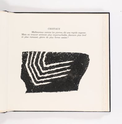 un livre ouvert sur lequel figure une photo en noir et blanc d'une part de gâteau